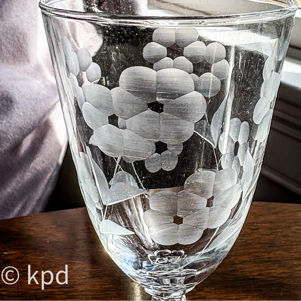 Vintage Etched Floral Wine Glasses – Pair of 2 Elegant 1950s Crystal Goblets, - Picture 8 of 10